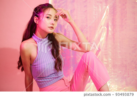 年輕女子的多彩美女肖像 年輕女子的多彩美女肖像 93493879