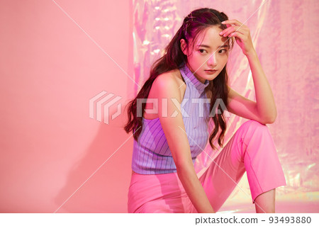 年輕女子的多彩美女肖像 年輕女子的多彩美女肖像 93493880