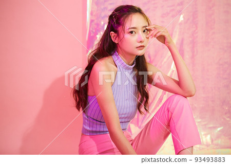 年輕女子的多彩美女肖像 年輕女子的多彩美女肖像 93493883