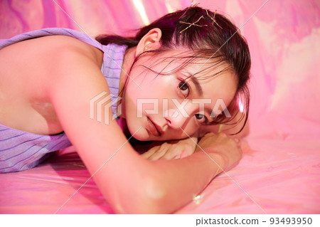 年輕女子的多彩美女肖像 93493950