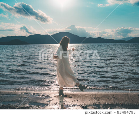 一個女人快樂地走在水邊 一個女人快樂地走在水邊 一個女人快樂地走在水邊 一個女人快樂地走在水邊 93494793