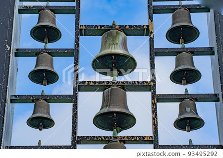 The ringing bell of the clock tower 93495292