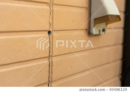25-year-old single-family wall (crack) 25-year-old single-family wall (crack) 93496129