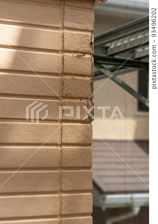 A 25-year-old detached house with an old and peeled outer wall A 25-year-old detached house with an old and peeled outer wall 93496202