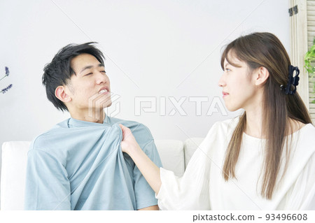 一個男人被女人的翻領抓住 93496608