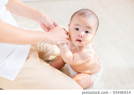 Parent-child interaction Baby who has just finished sitting on his neck Confirmation of sitting on his neck 4 months old 93496914