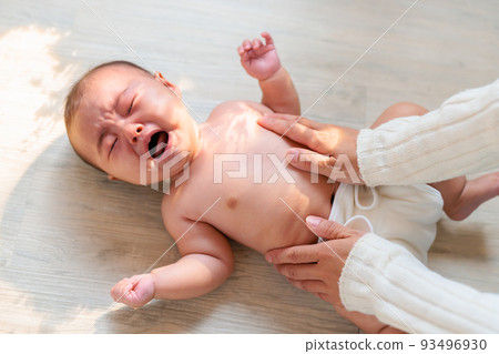 Baby who has begun to cry at dusk (colic) Dusk crying Infant colic 93496930