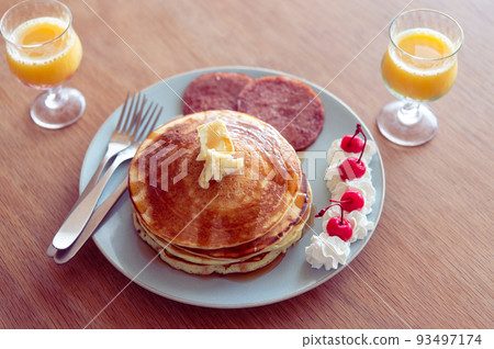 Pancakes and thick-sliced ham steak Pancakes and thick-sliced ham steak 93497174