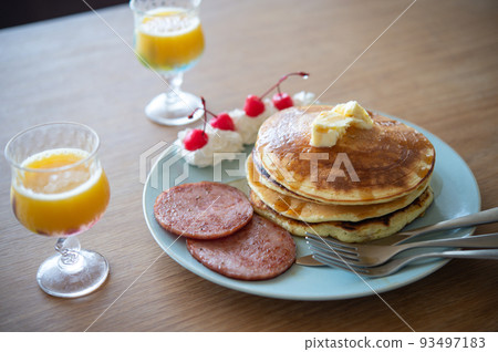Pancakes and thick-sliced ham steak Pancakes and thick-sliced ham steak 93497183