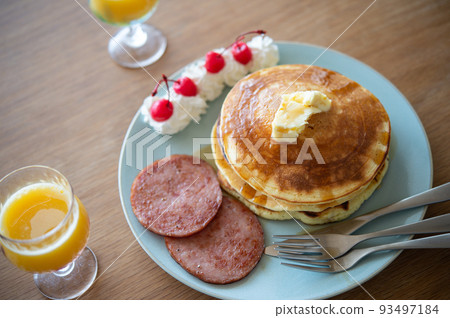 Pancakes and thick-sliced ham steak Pancakes and thick-sliced ham steak 93497184