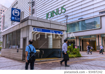 日本橫濱市容 8 月 / 上午 S0TETSU 橫濱站前和橫濱市營地鐵藍線橫濱站入口/出口 93497242