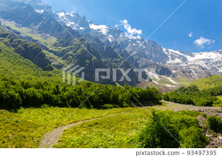 The trail in the mountains leading to the glacier. 93497395