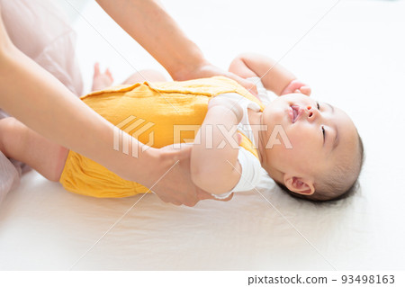 頸部坐姿的確認方法 ② 寶寶在出生後 3 個月完成頸部坐姿之前 頸部坐姿的確認方法 ② 寶寶在出生後 3 個月完成頸部坐姿之前 93498163