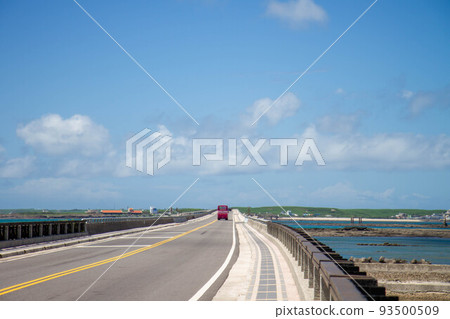 The pavement of the Penghu Great Bridge. 93500509