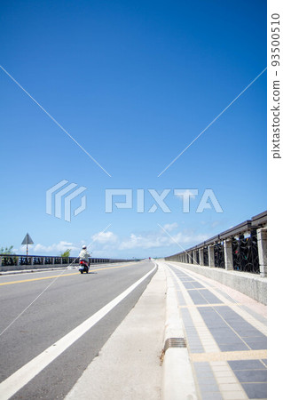 The pavement of the Penghu Great Bridge. 93500510