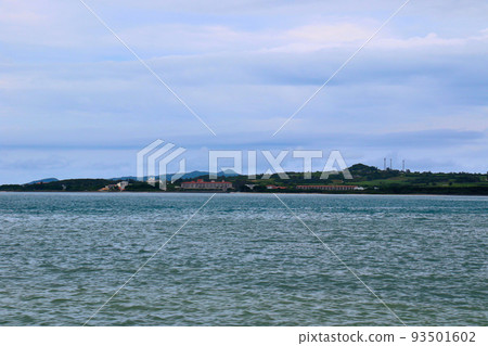 石垣島 從前往竹富島的渡輪上可以看到石垣島度假區 石垣島 從前往竹富島的渡輪上可以看到石垣島度假區 93501602