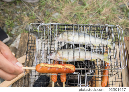 [在中津川河床上露營，用餘燼鹽烤養殖的香魚] 93501657