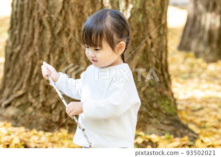 秋葉玩耍的女孩 秋葉玩耍的女孩 93502021
