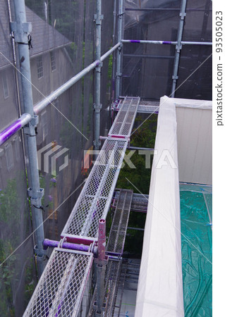 Exterior wall painting of detached house Roof painting Site House with scaffolding Painting work Scaffolding Residential construction scene Curing 93505023
