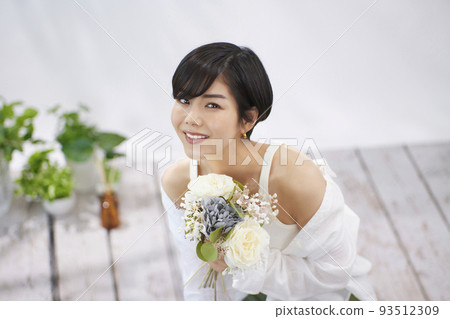 Young woman with a bouquet 93512309