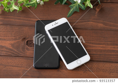 如今擁有兩部智能手機並不少見 93513357