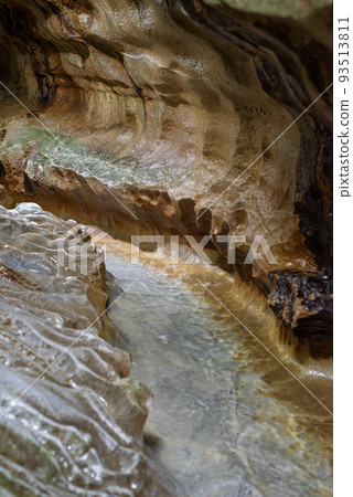 A clear stream flowing through Senbutsu Limestone Cave in Kitakyushu City, Fukuoka Prefecture 93513811