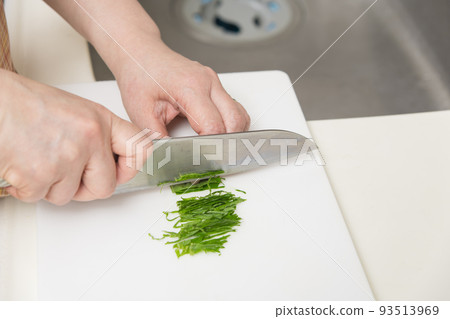 【三德刀將紫蘇切成細條做調味品】 【三德刀將紫蘇切成細條做調味品】 93513969