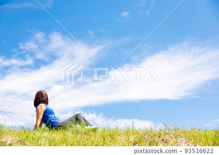 A woman wearing sportswear relaxing 93516622