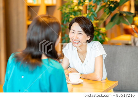 中年婦女在咖啡館與朋友交談 93517210