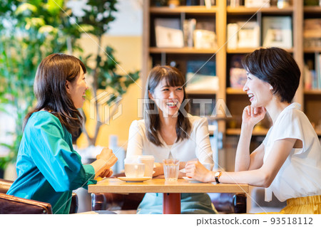 A middle-aged woman having a girls' party at a cafe A middle-aged woman having a girls' party at a cafe 93518112