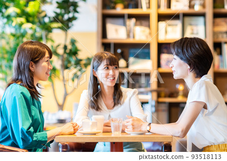 一名中年婦女在咖啡館舉行女孩派對 93518113