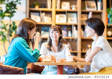 A middle-aged woman having a girls' party at a cafe A middle-aged woman having a girls' party at a cafe 93518114