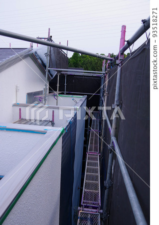獨棟房屋外牆粉刷 屋頂粉刷 工地房屋帶腳手架 粉刷作業 腳手架 住宅施工現場 養護 93518271