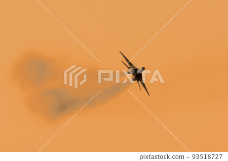 在黃昏的米格 MiG-29 戰鬥機 在黃昏的米格 MiG-29 戰鬥機 93518727