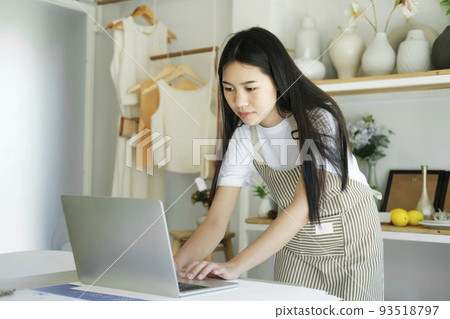 Enjoy young businesswoman contact with customers celebrate success or happy pose. 93518797