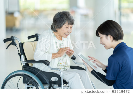 護理人員、護理人員、女性護理人員奶奶和護理人員 93519472