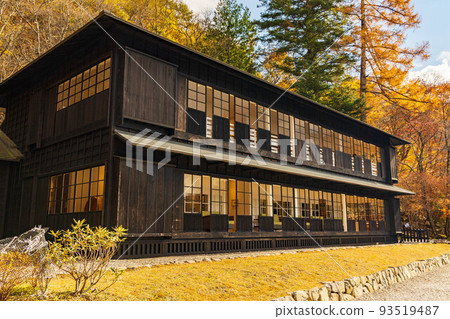 日本主要旅遊目的地之一奧日光的秋天，英國大使館別墅紀念公園有秋葉 93519487