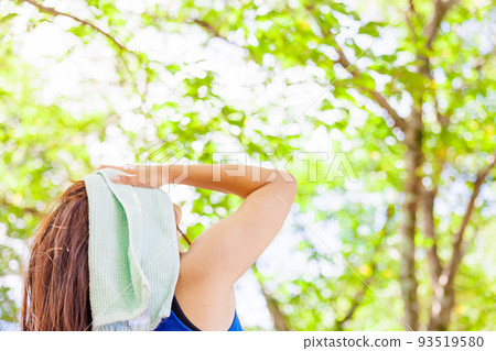 一個女人用毛巾出汗 93519580