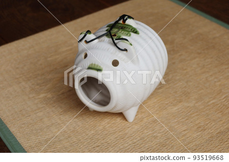 Mosquito repellent placed on the porch of a Japanese house 3 Mosquito coil in the shape of a pig Mosquito repellent placed on the porch of a Japanese house 3 Mosquito coil in the shape of a pig 93519668
