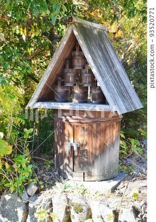 安裝在鵝卵石斜坡上的馬籠宿的消防設備 93520771