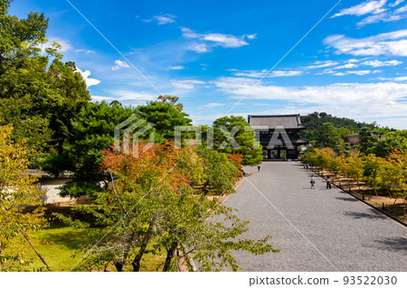 盛夏時節，京都仁和寺從中門看到的仁王門周圍的風景和湛藍的天空 93522030
