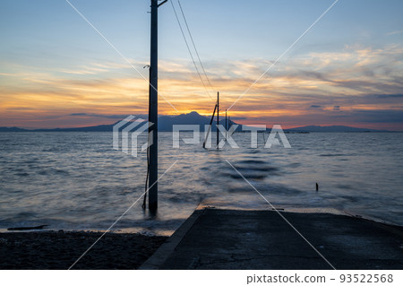 The sunset of the Ariake Sea dyes the sea of the Nagabeda Kaidokoro The sunset of the Ariake Sea dyes the sea of the Nagabeda Kaidokoro 93522568
