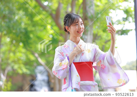 一個穿著浴衣的女人對著可視電話說話_中 4 一個穿著浴衣的女人對著可視電話說話_中 4 93522613