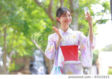一個穿著浴衣的女人對著可視電話說話_中 4 一個穿著浴衣的女人對著可視電話說話_中 4 93522614
