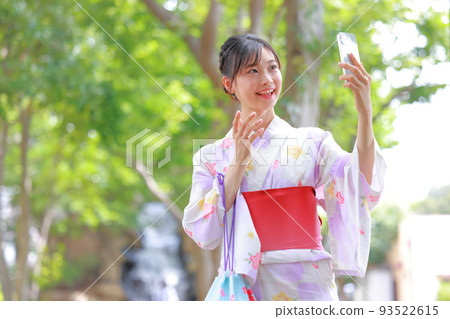 一個穿著浴衣的女人用可視電話說話_middle 5 一個穿著浴衣的女人用可視電話說話_middle 5 93522615