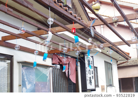三平共同溫泉屋簷下的風鈴風景 三平共同溫泉屋簷下的風鈴風景 93522819