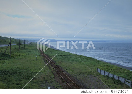 運行沿鄂霍次克海的JR北海道千毛本線地方列車 93523075