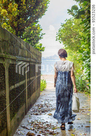 沖繩的發電站“福木並木”,行走在數百年福木樹的沙路上行走的旅行少女 沖繩的發電站“福木並木”,行走在數百年福木樹的沙路上行走的旅行少女 93523286