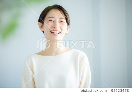 短頭髮的女人 93523478