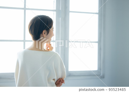 A woman with short hair 93523485